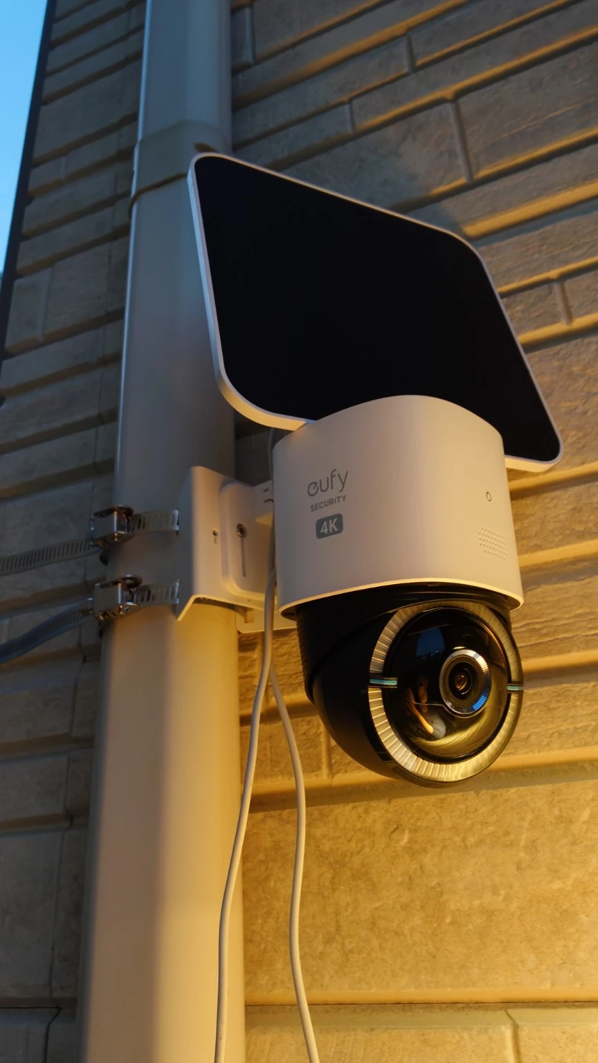 支柱に固定したEufy 4G LTE Cam S330とソーラーパネル、取り付けバンドの様子