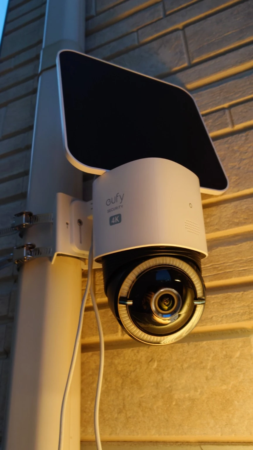 自宅の屋外に設置したEufy 4G LTE Cam S330本体とソーラーパネル